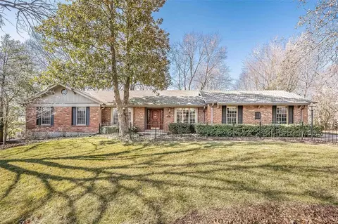 815 Briarfarm Ln, Kirkwood, MO 63122