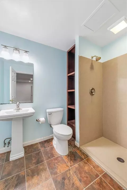 Bath - 904 Gandolf Way, Eureka, MO 63025 photo 5 of 5
