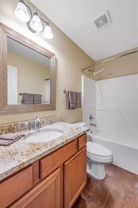 Bath - 904 Gandolf Way, Eureka, MO 63025 photo 2 of 5