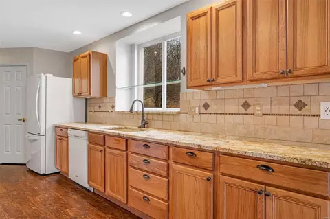 Kitchen - 904 Gandolf Way, Eureka, MO 63025 photo 2 of 3