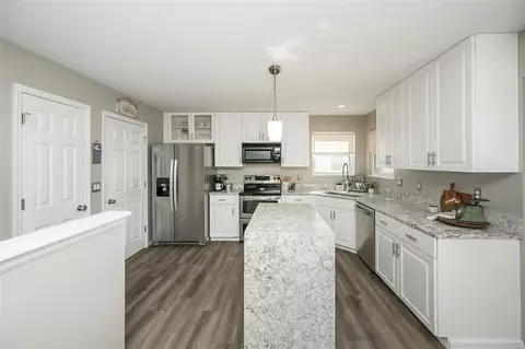 Kitchen - 605 Calamar Ct, O'fallon, MO 63368 photo 2 of 5