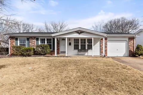 270 Bon Aire Dr, Florissant, MO 63033