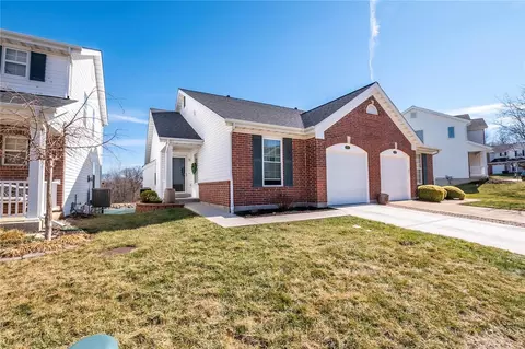 1070 Big Bend Crossing Dr, Manchester, MO 63088