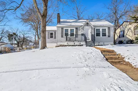 615 Clover Ln, Saint Louis, MO 63126