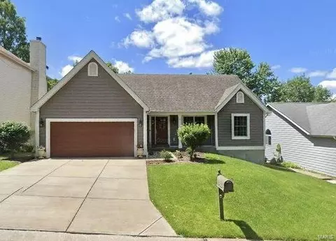 988 Big Bend Station Dr, Manchester, MO 63088