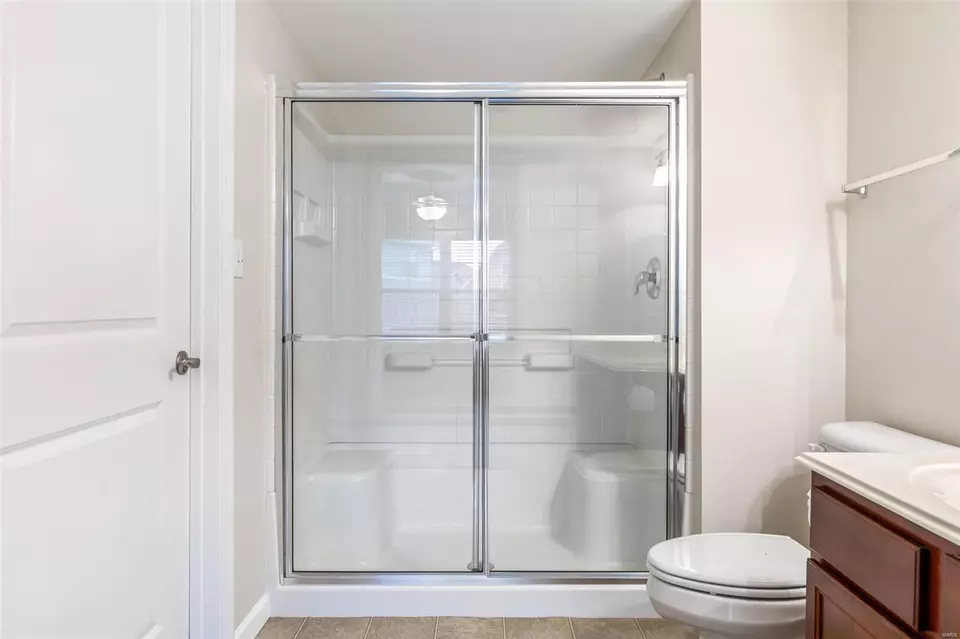 Bath - 321 Bramblett Hls, O'fallon, MO 63366 photo 2 of 3
