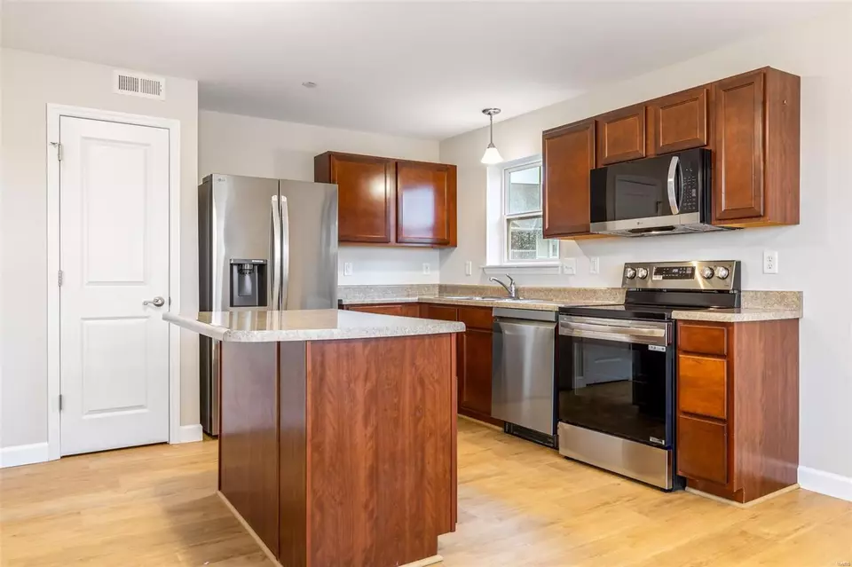Kitchen - 321 Bramblett Hls, O'fallon, MO 63366 photo 2 of 2