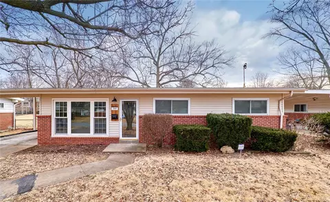 360 St Edward Ln, Florissant, MO 63033