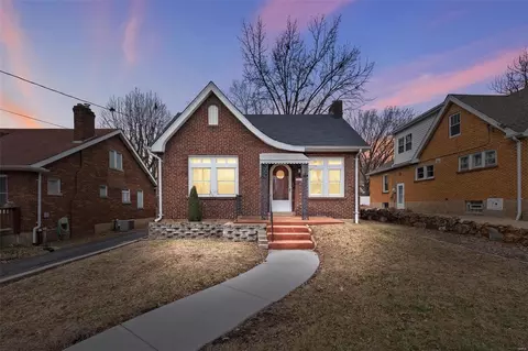 8011 Wynwood Dr, Saint Louis, MO 63123
