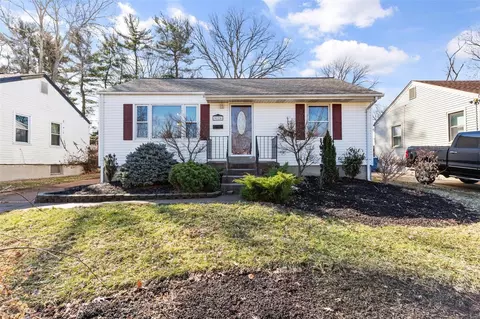 9824 Eastbrook Dr, Saint Louis, MO 63114