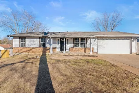 6501 Farm Pond Ct, Florissant, MO 63033