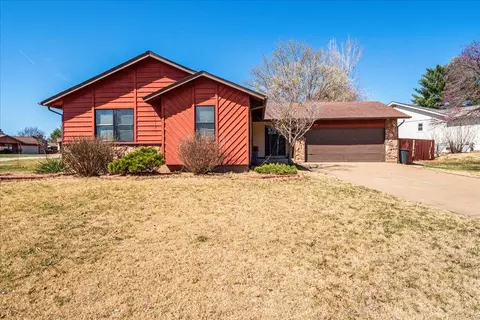 621 Woodstream Dr, Saint Charles, MO 63304