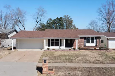 2550 Wesglen Estates Dr, Maryland Heights, MO 63043