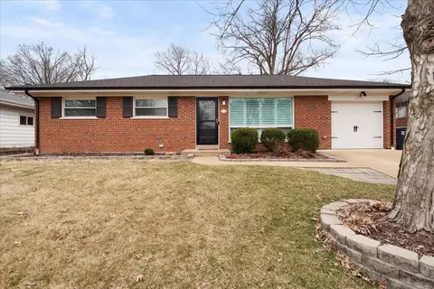 8728 Villa Crest Dr, Saint Louis, MO 63126
