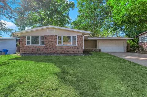1615 Bay Meadows Dr, Florissant, MO 63033