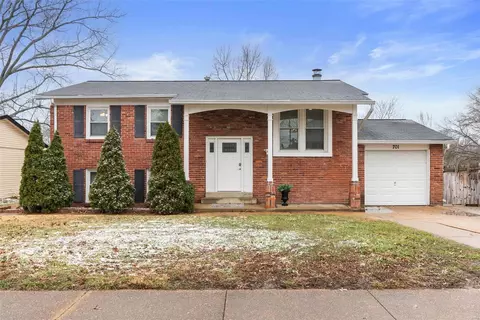 701 Wild Walnut Ln, Manchester, MO 63021