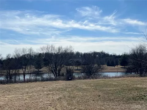2 Grand Lake Cir, Lebanon, MO 65536