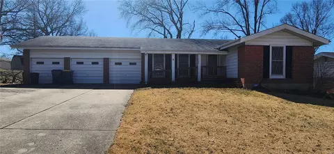 4390 Sulla Dr, Florissant, MO 63033