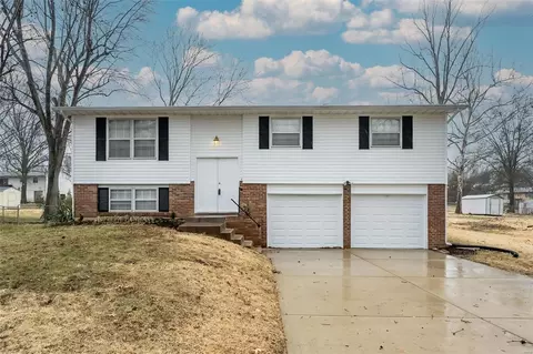 1059 Arlington Dr, Saint Charles, MO 63303