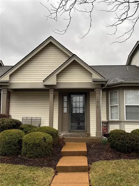1916 Baxter Ridge Dr, Chesterfield, MO 63017