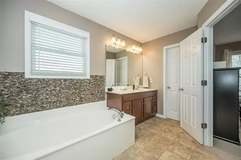 Bath - 1271 Twinleaf Cir, Saint Peters, MO 63376 photo 2 of 6