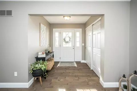 Entry Way - 1271 Twinleaf Cir, Saint Peters, MO 63376 photo 2 of 2