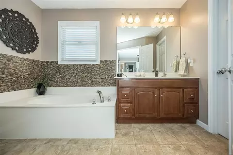 Bath - 1271 Twinleaf Cir, Saint Peters, MO 63376 photo 1 of 6