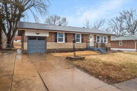 1339 Fargo Dr, Saint Louis, MO 63135