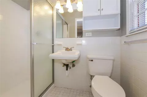Bath - 14608 E 34th Ter S, Independence, MO 64055 photo 1 of 2
