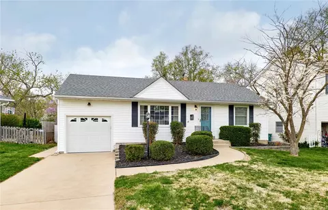 921 Bluebonnet Ct, Saint Louis, MO 63122
