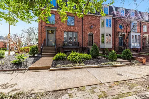 4502 Pershing Pl, Saint Louis, MO 63108