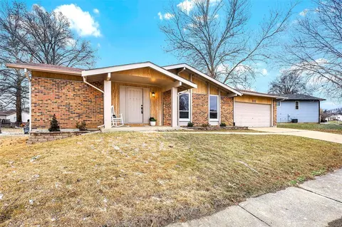 221 Laurelwood Dr, Saint Peters, MO 63376