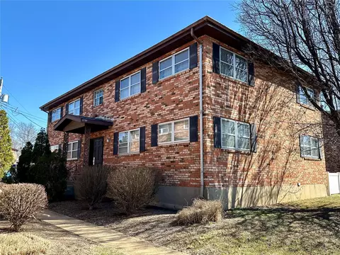 6739 Highland House Ct, Affton, MO 63123