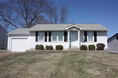11113 Pine Forest Dr, Saint Louis, MO 63126