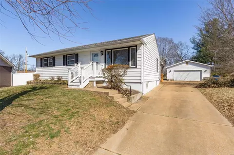 10400 Bimini Dr, Saint Louis, MO 63123