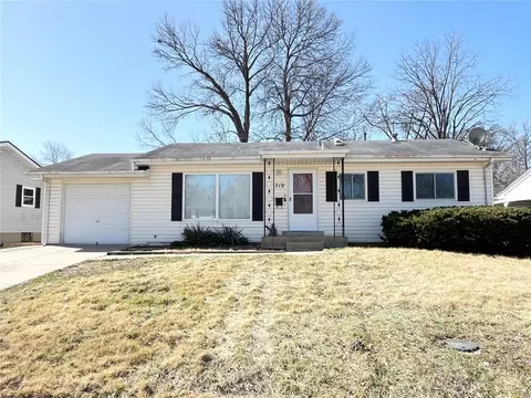 710 Village Square Dr, Hazelwood, MO 63042