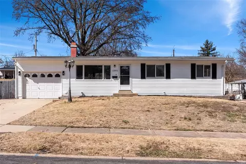1365 Mallard Ln, Florissant, MO 63031