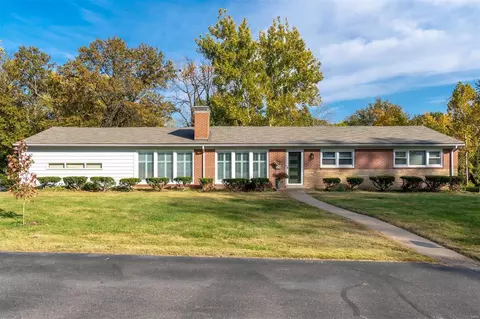 728 Louwen Dr, Ladue, MO 63124