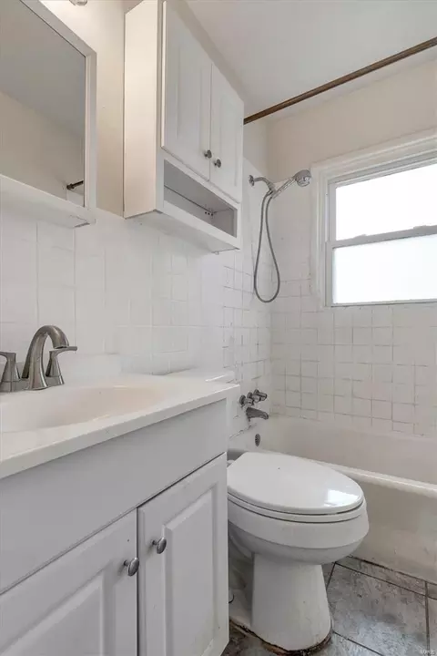 Bath - 417 Rosedale Ter, Ballwin, MO 63021 photo 2 of 2