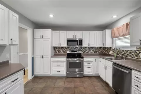 4111 Bridgehampton Dr, Saint Charles, MO 63304 photo 2