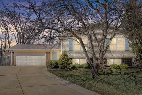82 Sunny View Dr, Saint Peters, MO 63376