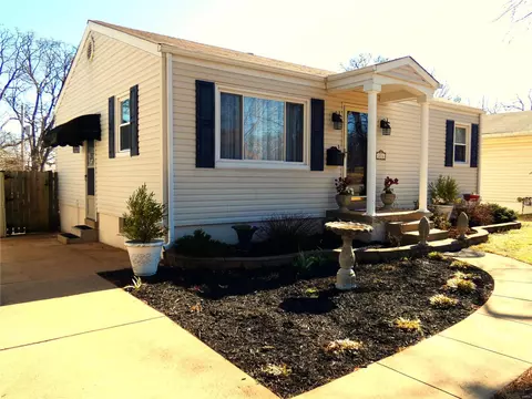1014 Leawood Dr, Saint Louis, MO 63126