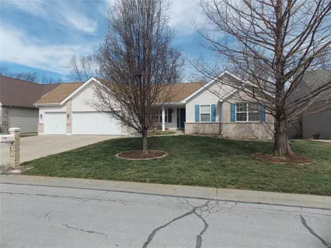 725 Autumnwood Forest Dr, Lake Saint Louis, MO 63367