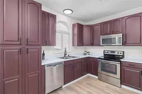 Kitchen - 543 Boulder River Dr, O'fallon, MO 63368 photo 3 of 4