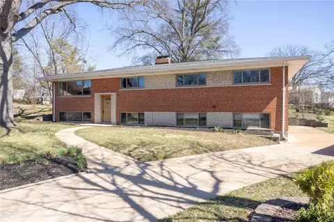 8904 Larchwood Ct, Saint Louis, MO 63126