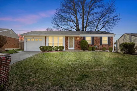 2222 Bolton St, Saint Charles, MO 63301