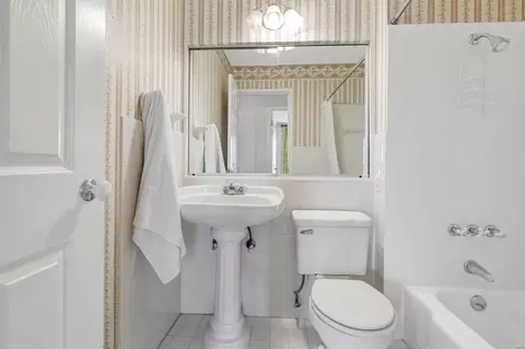 Bath - 418 Oakmont Cir, Ballwin, MO 63011 photo 2 of 2