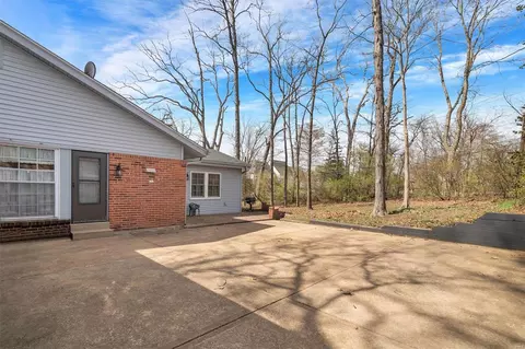 Exterior - 418 Oakmont Cir, Ballwin, MO 63011 photo 4 of 8