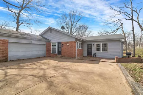 Exterior - 418 Oakmont Cir, Ballwin, MO 63011 photo 3 of 8