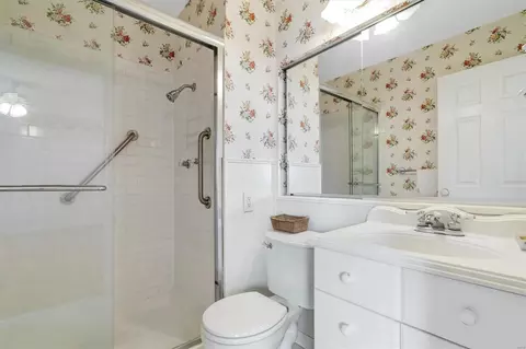 Bath - 418 Oakmont Cir, Ballwin, MO 63011 photo 1 of 2